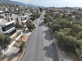 EDREMITTE-YOLCALISMALARINA-HIZ-VERILDI-2-345x259 EDREMİT’TE YOL ÇALIŞMALARINA HIZ VERİLDİ