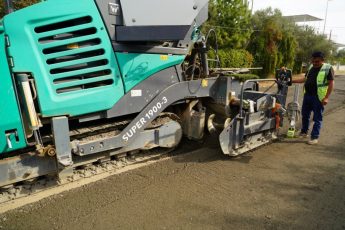 EDREMITTE-YOLCALISMALARINA-HIZ-VERILDI-7-345x230 EDREMİT’TE YOL ÇALIŞMALARINA HIZ VERİLDİ