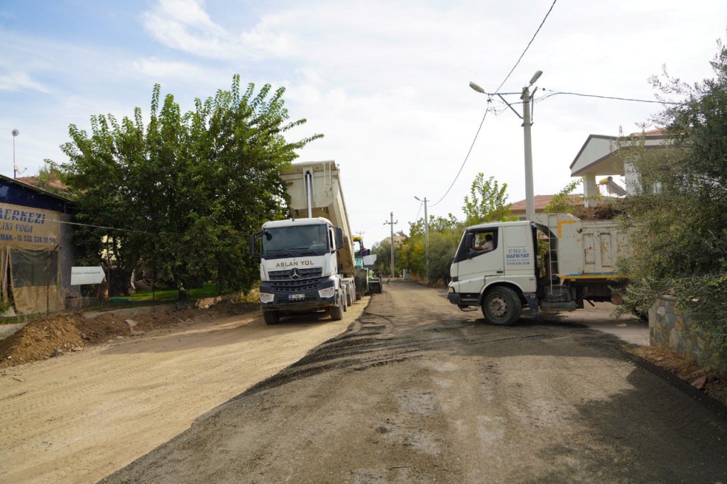 EDREMITTE-YOLCALISMALARINA-HIZ-VERILDI-8 EDREMİT’TE YOL ÇALIŞMALARINA HIZ VERİLDİ