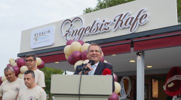 Ayvalık’ta İlk Engelsiz Kafe Hizmete Açıldı