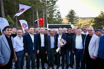 gordes-sindirgi_yolu_davul_zurnayla_acildi_2-345x230 Gördes Sındırgı yolu davul zurnayla açıldı