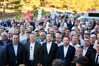 gordes-sindirgi_yolu_davul_zurnayla_acildi_3-345x230 Gördes Sındırgı yolu davul zurnayla açıldı