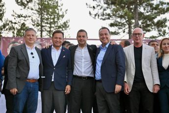 gordes-sindirgi_yolu_davul_zurnayla_acildi_6-345x230 Gördes Sındırgı yolu davul zurnayla açıldı