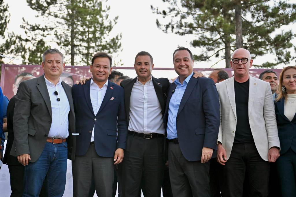 gordes-sindirgi_yolu_davul_zurnayla_acildi_6 Gördes Sındırgı yolu davul zurnayla açıldı