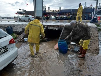 01-1-345x259 KUZEY EGE’DE ETKİLİ OLAN YAĞIŞA AYVALIK BELEDİYESİ’NDEN ANINDA MÜDAHALE