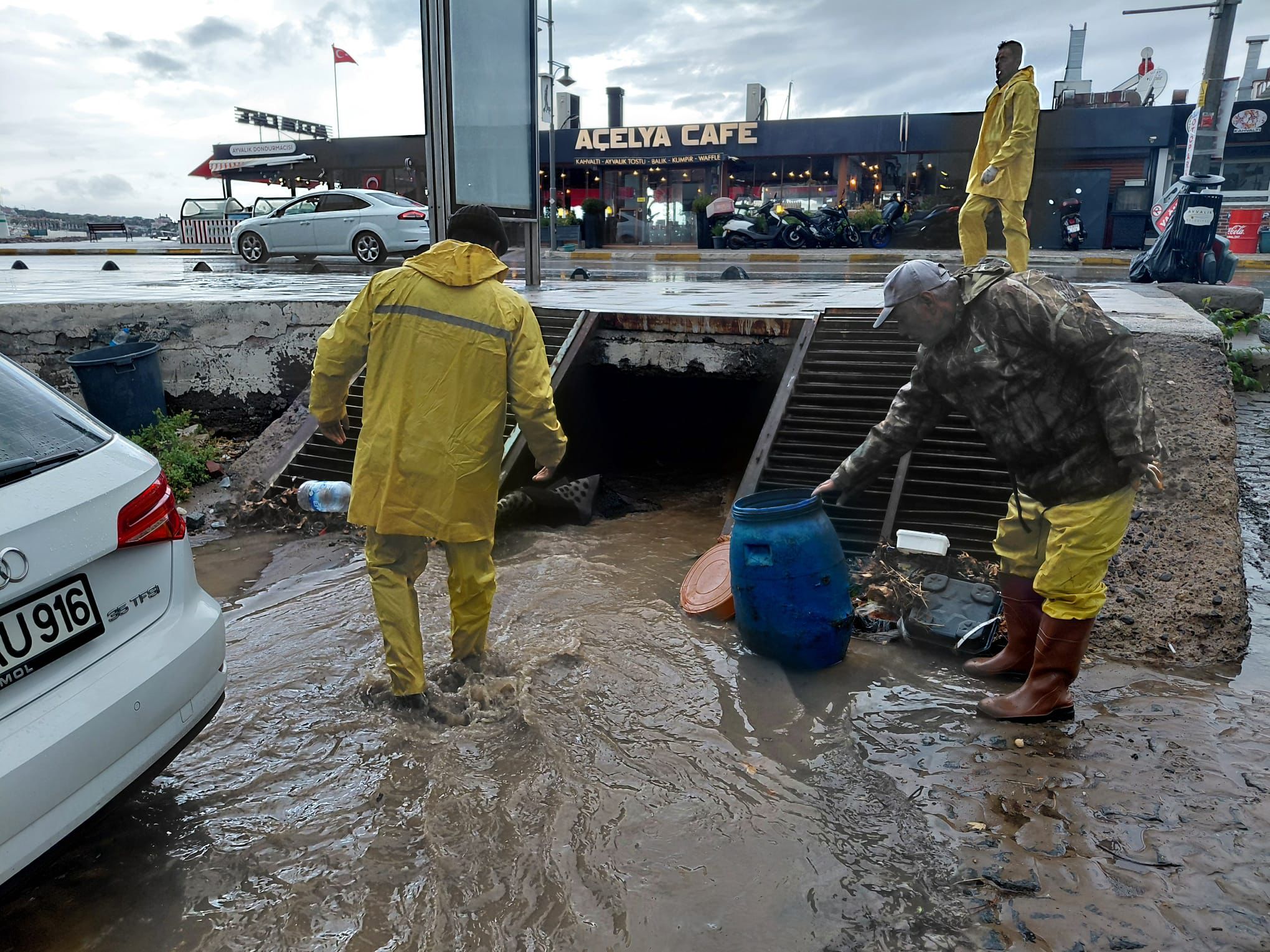 01-1 KUZEY EGE’DE ETKİLİ OLAN YAĞIŞA AYVALIK BELEDİYESİ’NDEN ANINDA MÜDAHALE