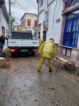 02-1-259x345 KUZEY EGE’DE ETKİLİ OLAN YAĞIŞA AYVALIK BELEDİYESİ’NDEN ANINDA MÜDAHALE