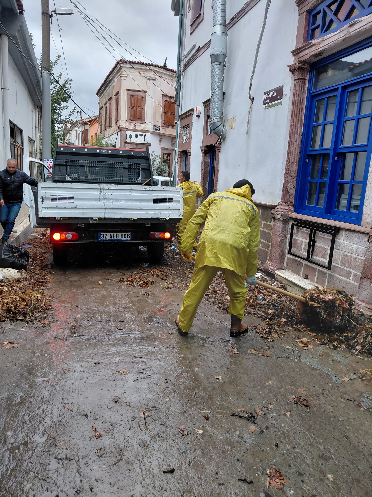 02-1 KUZEY EGE’DE ETKİLİ OLAN YAĞIŞA AYVALIK BELEDİYESİ’NDEN ANINDA MÜDAHALE