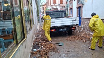 03-1-345x194 KUZEY EGE’DE ETKİLİ OLAN YAĞIŞA AYVALIK BELEDİYESİ’NDEN ANINDA MÜDAHALE