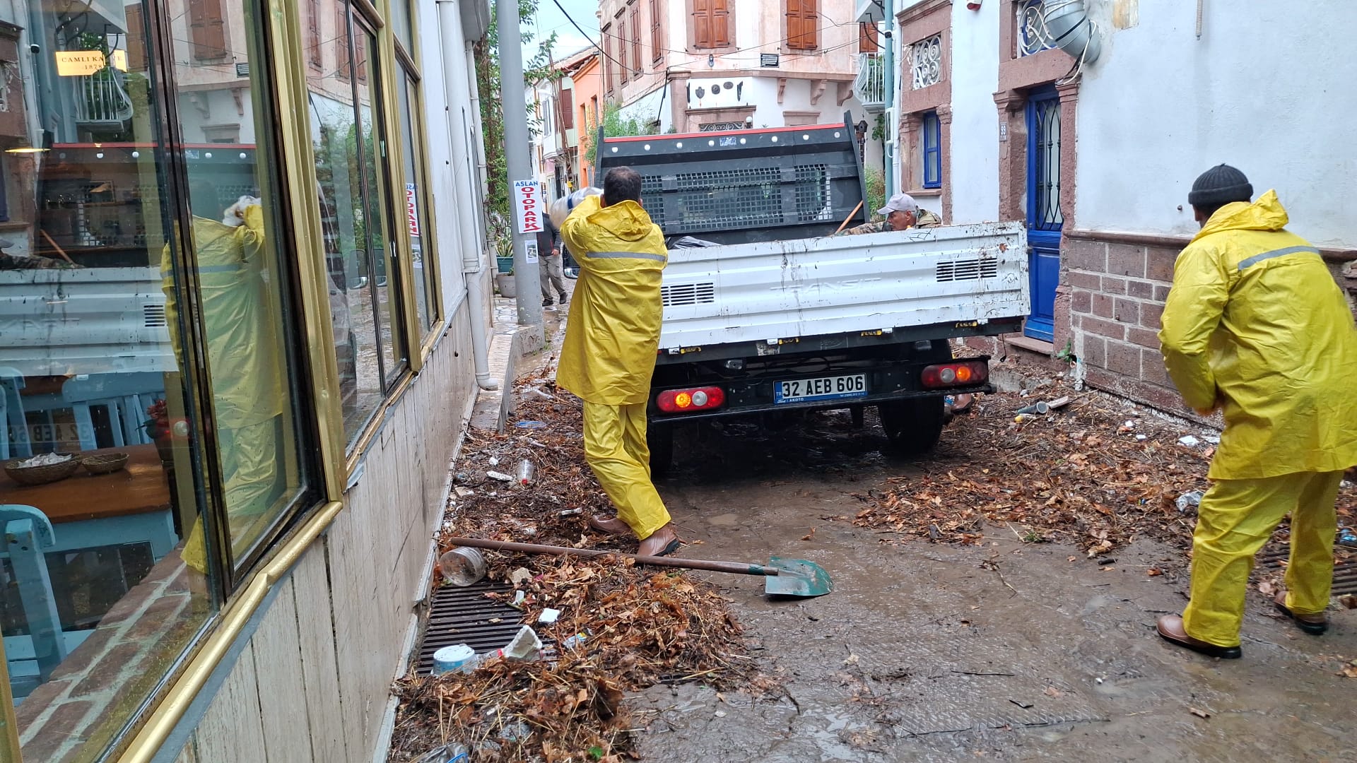 03-1 KUZEY EGE’DE ETKİLİ OLAN YAĞIŞA AYVALIK BELEDİYESİ’NDEN ANINDA MÜDAHALE