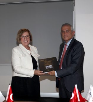 031A9830-314x345 İlk protokol dersi babaanneden: ‘KALKACAĞIN YERE OTURMA’