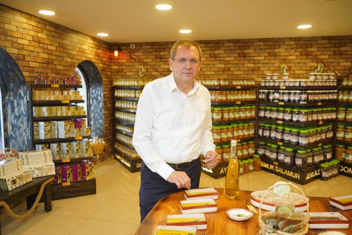 04-3-698x465 Ayvalık Belediye Başkanı Mesut Ergin’den internet üzerinden Ayvalık zeytinyağı alacak olan tüketicilere uyarı!