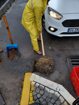 05-1-259x345 KUZEY EGE’DE ETKİLİ OLAN YAĞIŞA AYVALIK BELEDİYESİ’NDEN ANINDA MÜDAHALE