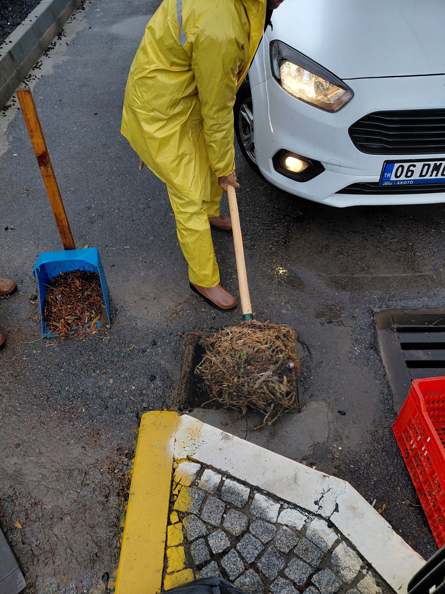 05-1 KUZEY EGE’DE ETKİLİ OLAN YAĞIŞA AYVALIK BELEDİYESİ’NDEN ANINDA MÜDAHALE