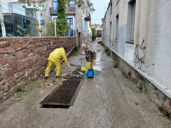 06-1-345x259 KUZEY EGE’DE ETKİLİ OLAN YAĞIŞA AYVALIK BELEDİYESİ’NDEN ANINDA MÜDAHALE