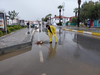 07-1-345x259 KUZEY EGE’DE ETKİLİ OLAN YAĞIŞA AYVALIK BELEDİYESİ’NDEN ANINDA MÜDAHALE