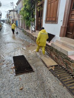 08-1-259x345 KUZEY EGE’DE ETKİLİ OLAN YAĞIŞA AYVALIK BELEDİYESİ’NDEN ANINDA MÜDAHALE