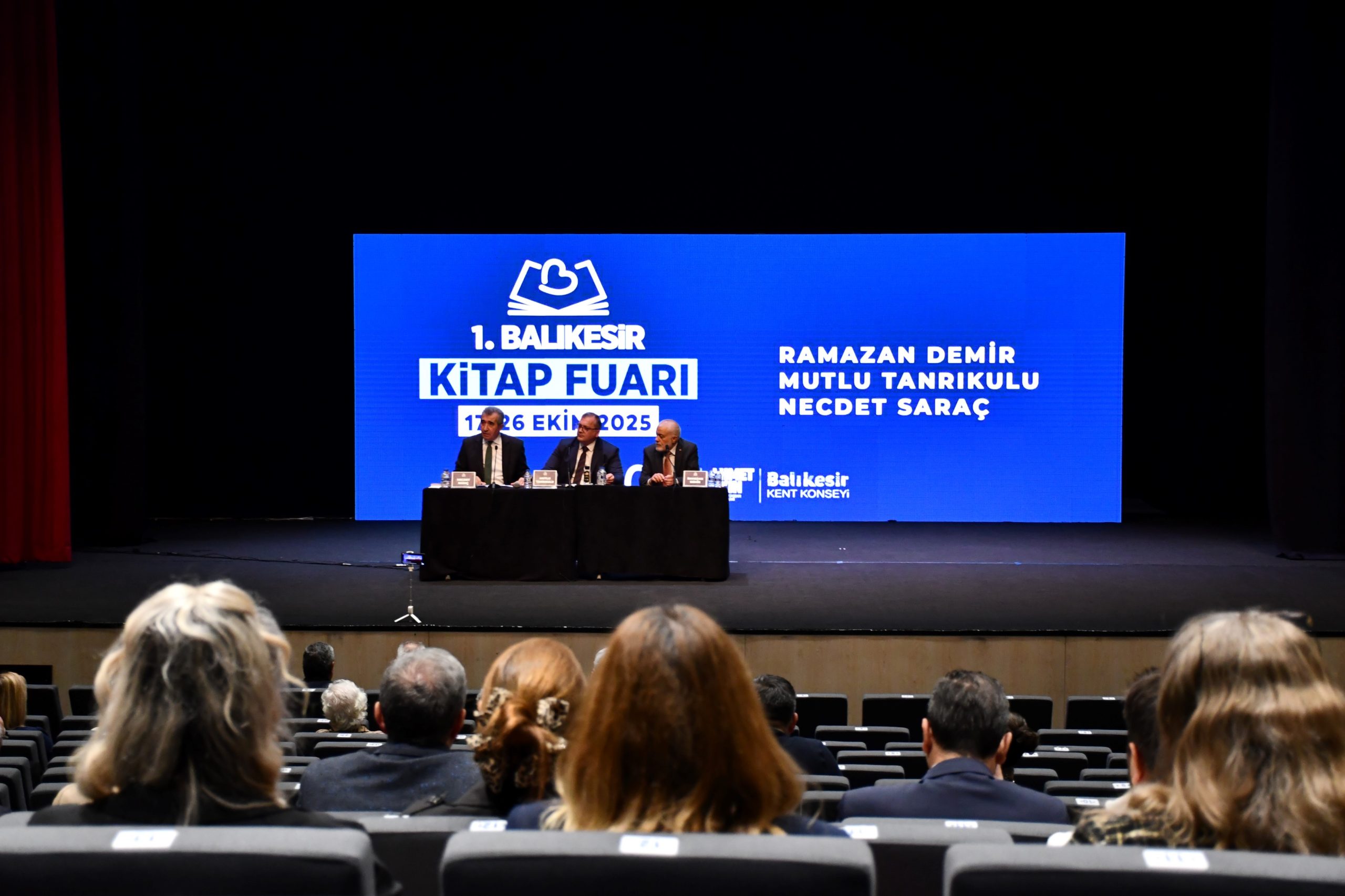 1-1-10-scaled Balıkesir Kitap Fuarı’nda medya, siyaset ve edebiyat rüzgârı esti