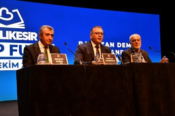 1-11-3-345x230 Balıkesir Kitap Fuarı’nda medya, siyaset ve edebiyat rüzgârı esti