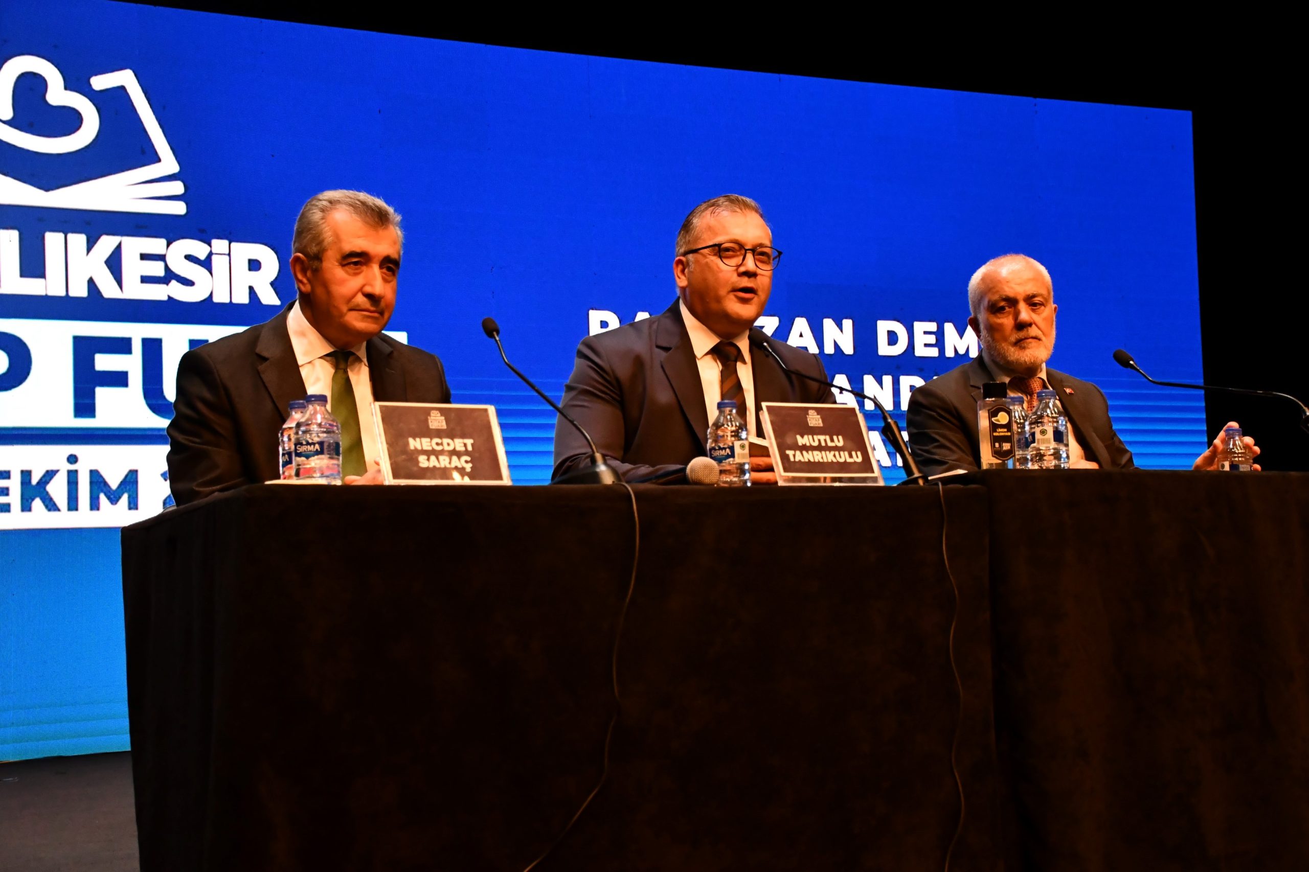 1-11-3-scaled Balıkesir Kitap Fuarı’nda medya, siyaset ve edebiyat rüzgârı esti