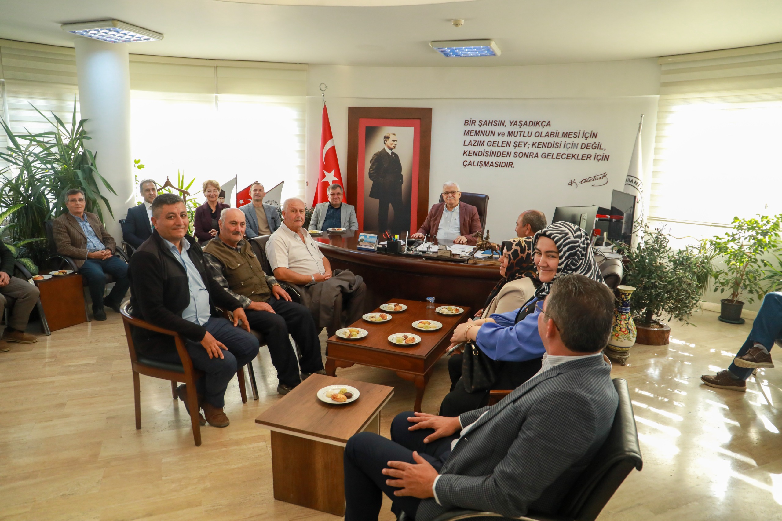 1-27 MUHTARLAR BURHANİYE BELEDİYESİNDE BİR ARAYA GELDİ