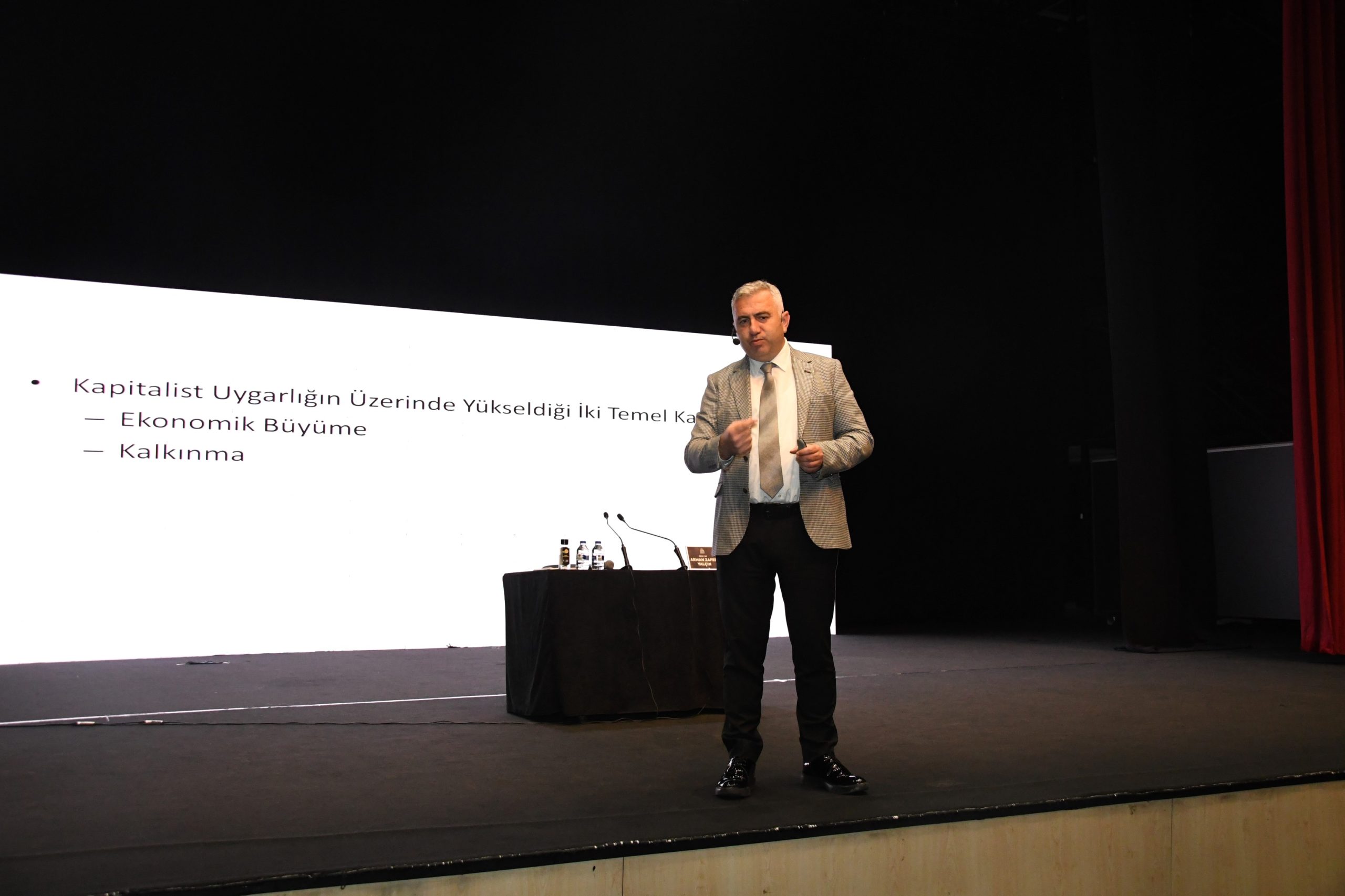 1-3-8-scaled Balıkesir Kitap Fuarı’nda medya, siyaset ve edebiyat rüzgârı esti