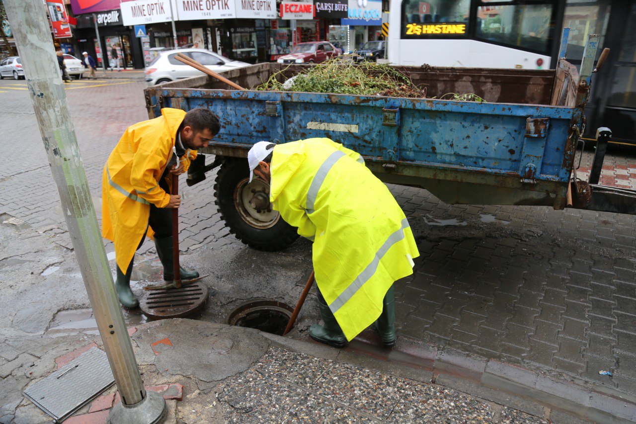 1-4-6 Edremit Belediyesi Sağanak Yağışlara Karşı 7/24 sahada
