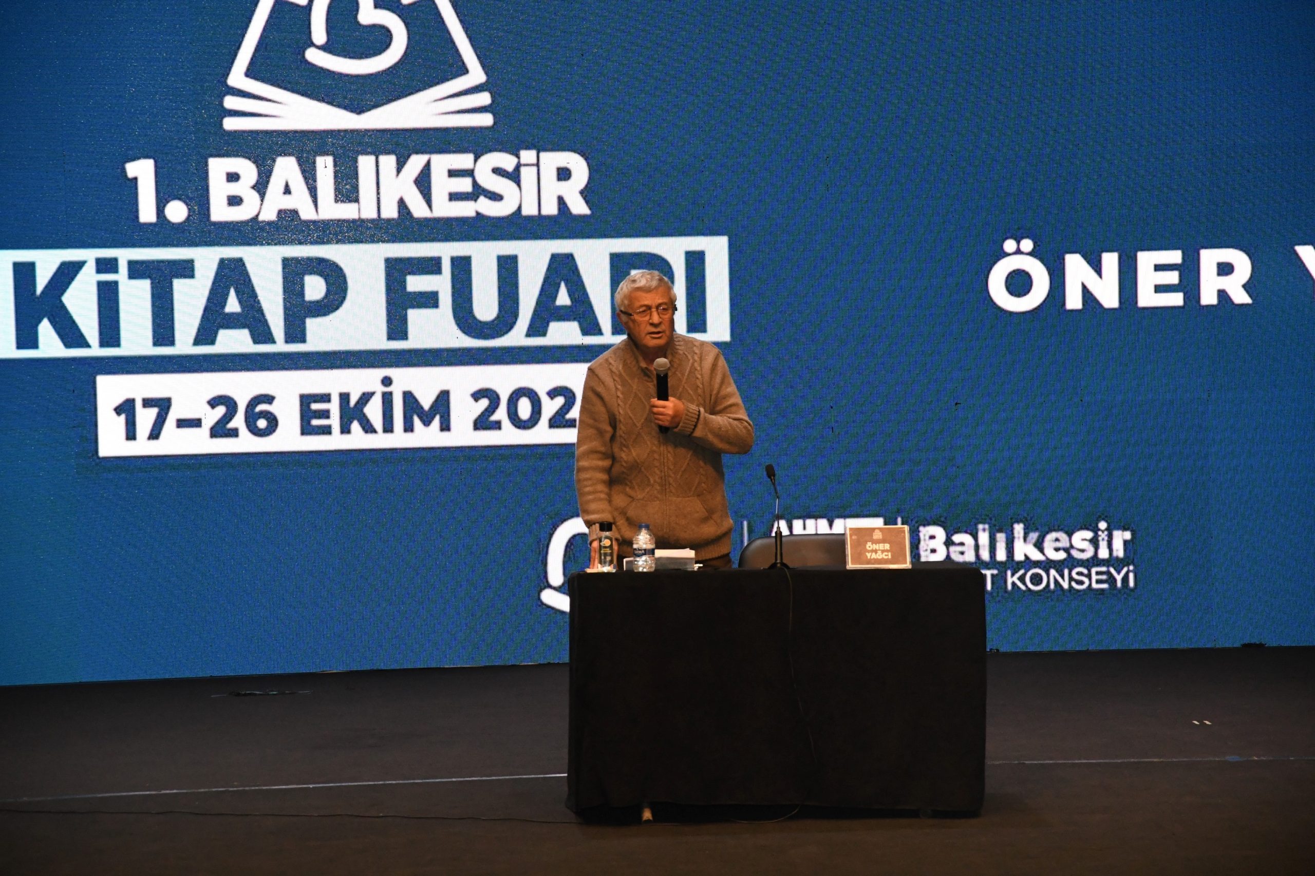 1-4-8-scaled Balıkesir Kitap Fuarı’nda medya, siyaset ve edebiyat rüzgârı esti