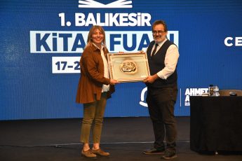 1-7-6-345x230 Balıkesir Kitap Fuarı’nda medya, siyaset ve edebiyat rüzgârı esti