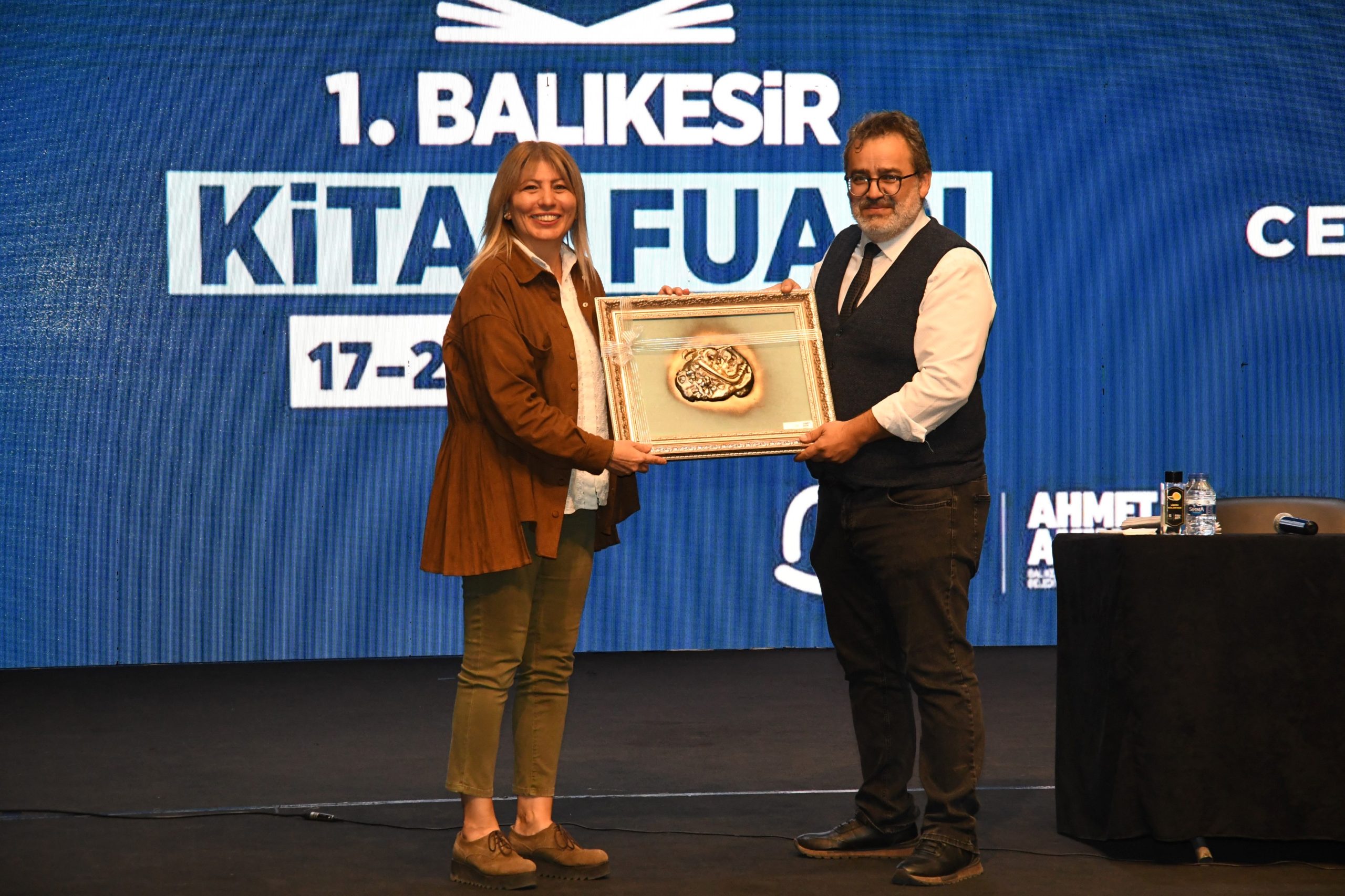 1-7-6-scaled Balıkesir Kitap Fuarı’nda medya, siyaset ve edebiyat rüzgârı esti