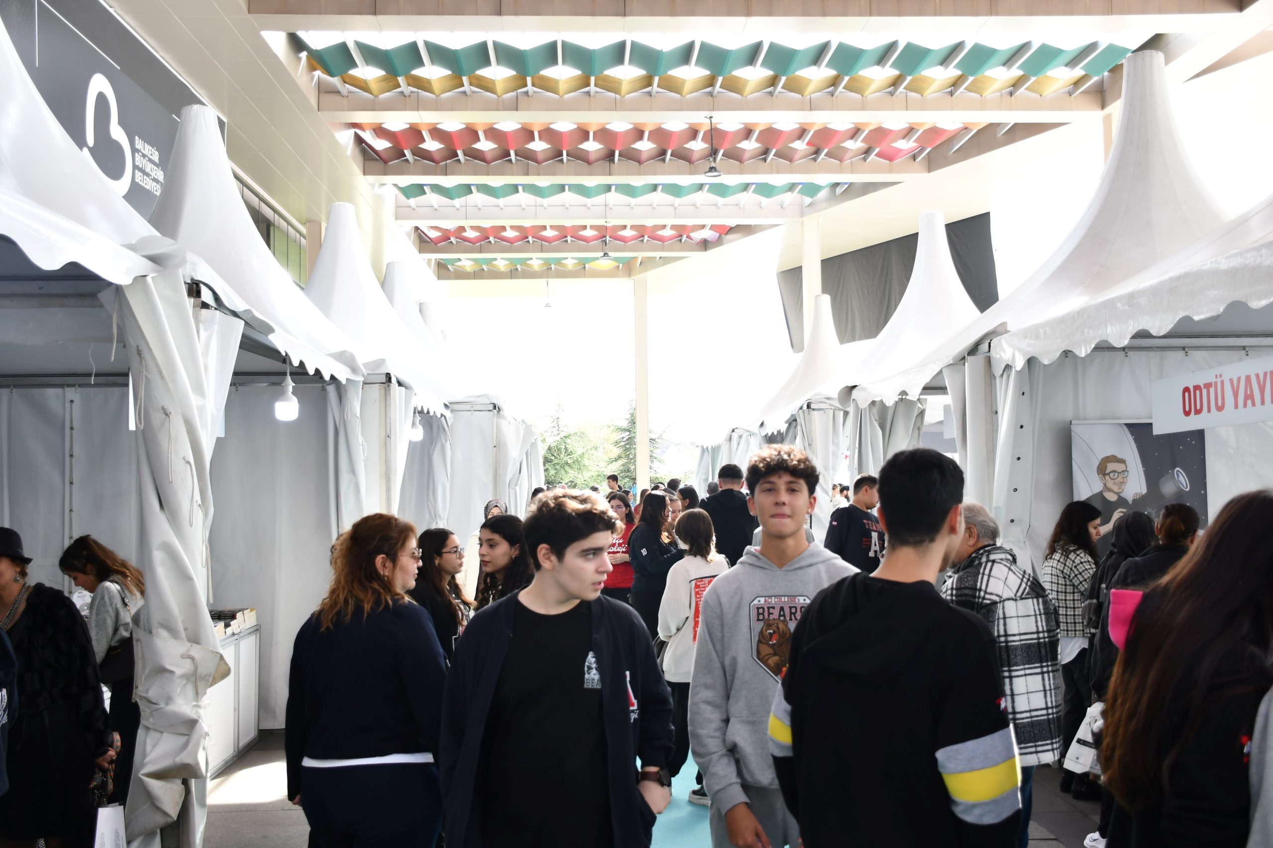 1-8-6-scaled Balıkesir Kitap Fuarı’nda medya, siyaset ve edebiyat rüzgârı esti