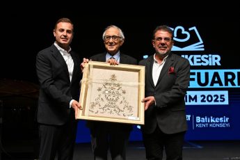 1.balikesir_kitap_fuari_coskuyla_acildi_10-345x230 1.Balıkesir Kitap Fuarı coşkuyla açıldı