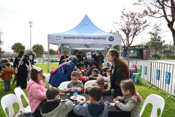 1.balikesir_kitap_fuari_coskuyla_acildi_6-345x230 1.Balıkesir Kitap Fuarı coşkuyla açıldı