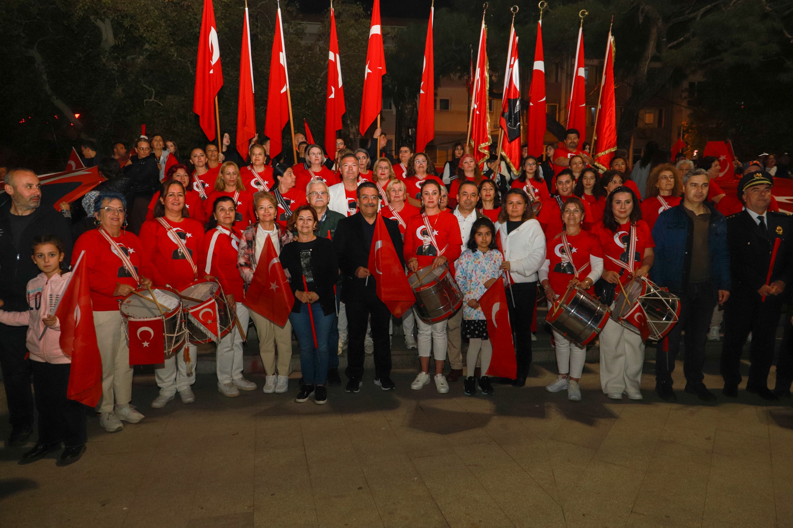 BURHANİYE’DE CUMHURİYET’İN 102. YILI FENER ALAYIYLA KUTLANDI