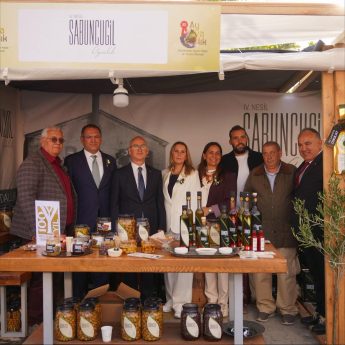 12-3-345x345 Ayvalık’ta Zeytin ve Zeytinyağı Büyük Festival Pazarı Açıldı.