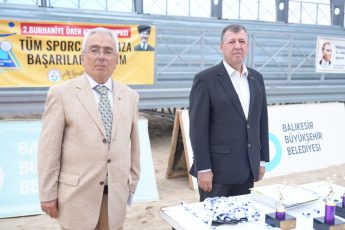 2-345x230 BURHANİYE’DE GELENEKSEL ÖREN ATATÜRK KUPASI PLAJ VOLEYBOLU TURNUVASI BAŞLADI