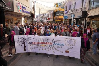 20.-AYVALIK-ULUSLARARASI-ZEYTIN-HASAT-VE-TURIZM-FESTIVALI-BASLADI-12-345x230 20. AYVALIK ULUSLARARASI ZEYTİN HASAT VE TURİZM FESTİVALİ BAŞLADI