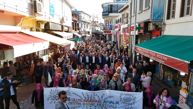 20.-AYVALIK-ULUSLARARASI-ZEYTIN-HASAT-VE-TURIZM-FESTIVALI-BASLADI-13 20. AYVALIK ULUSLARARASI ZEYTİN HASAT VE TURİZM FESTİVALİ BAŞLADI