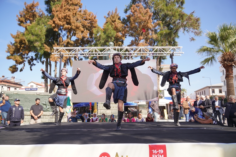 20.-AYVALIK-ULUSLARARASI-ZEYTIN-HASAT-VE-TURIZM-FESTIVALI-BASLADI-3 20. AYVALIK ULUSLARARASI ZEYTİN HASAT VE TURİZM FESTİVALİ BAŞLADI