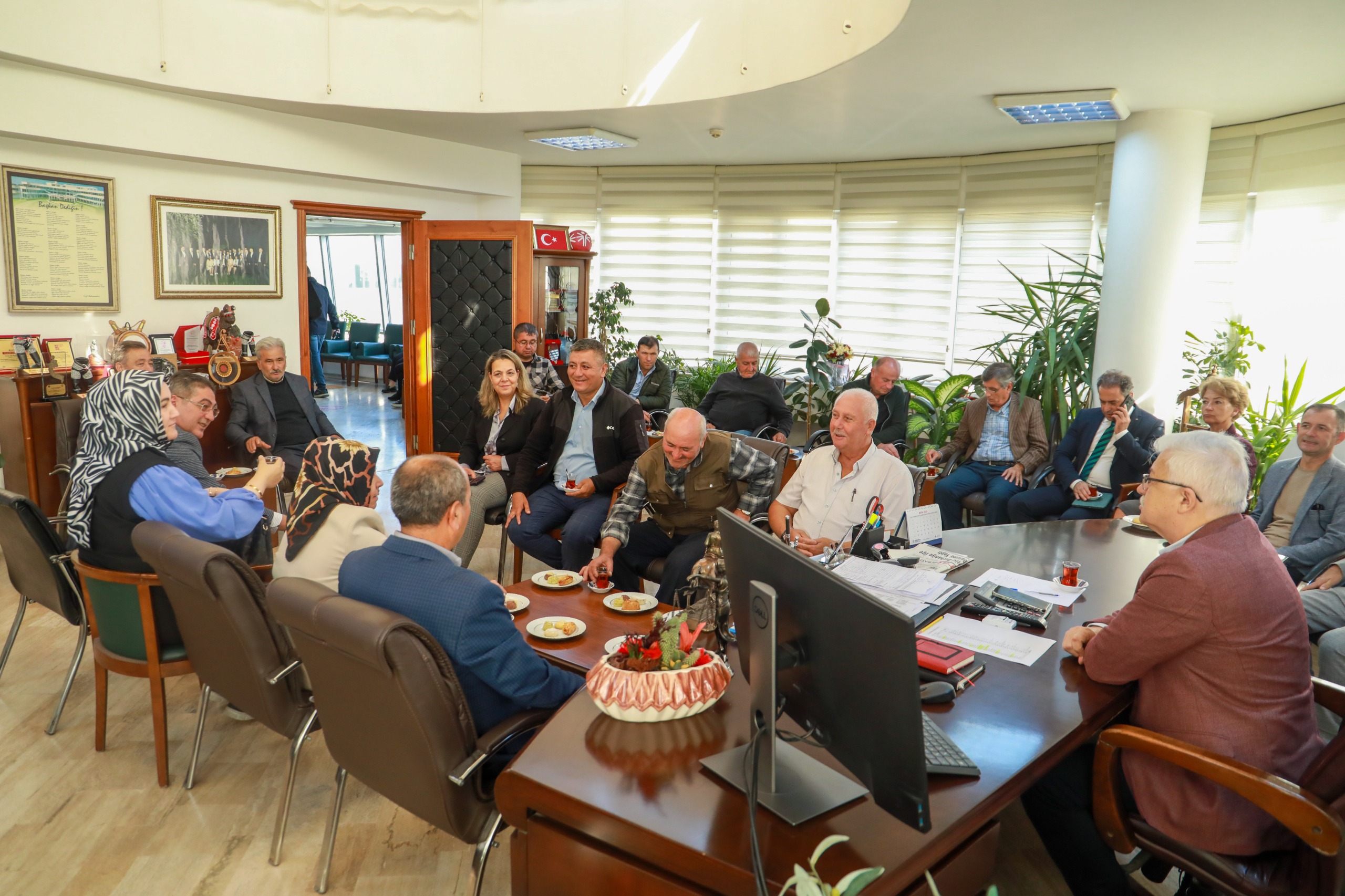 5-2 MUHTARLAR BURHANİYE BELEDİYESİNDE BİR ARAYA GELDİ