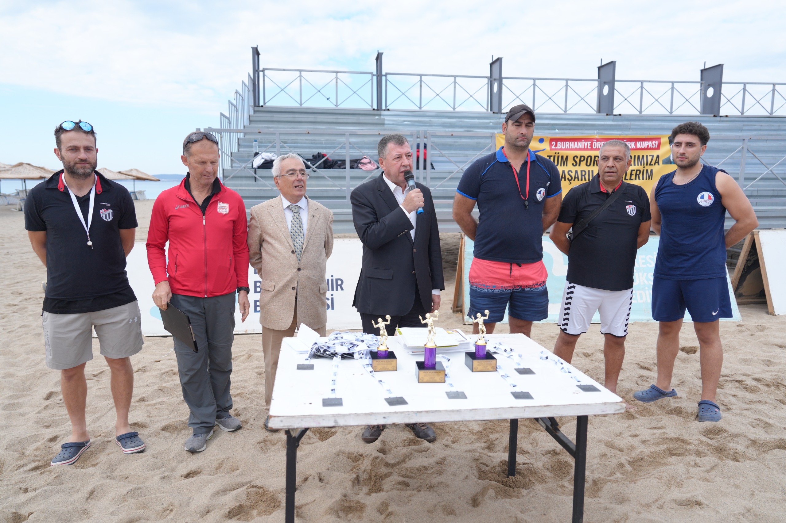 6 BURHANİYE’DE GELENEKSEL ÖREN ATATÜRK KUPASI PLAJ VOLEYBOLU TURNUVASI BAŞLADI