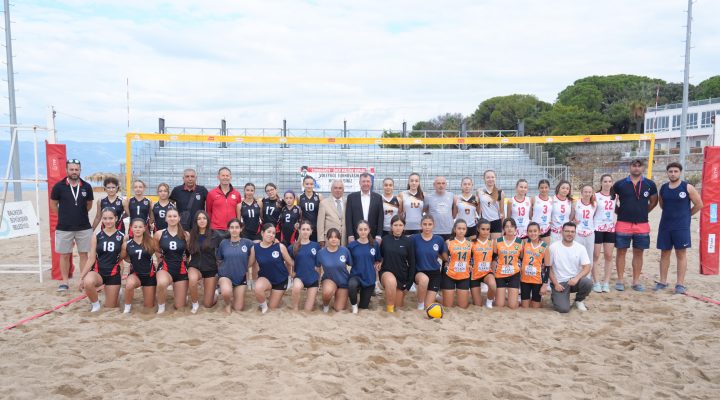 BURHANİYE’DE GELENEKSEL ÖREN ATATÜRK KUPASI PLAJ VOLEYBOLU TURNUVASI BAŞLADI