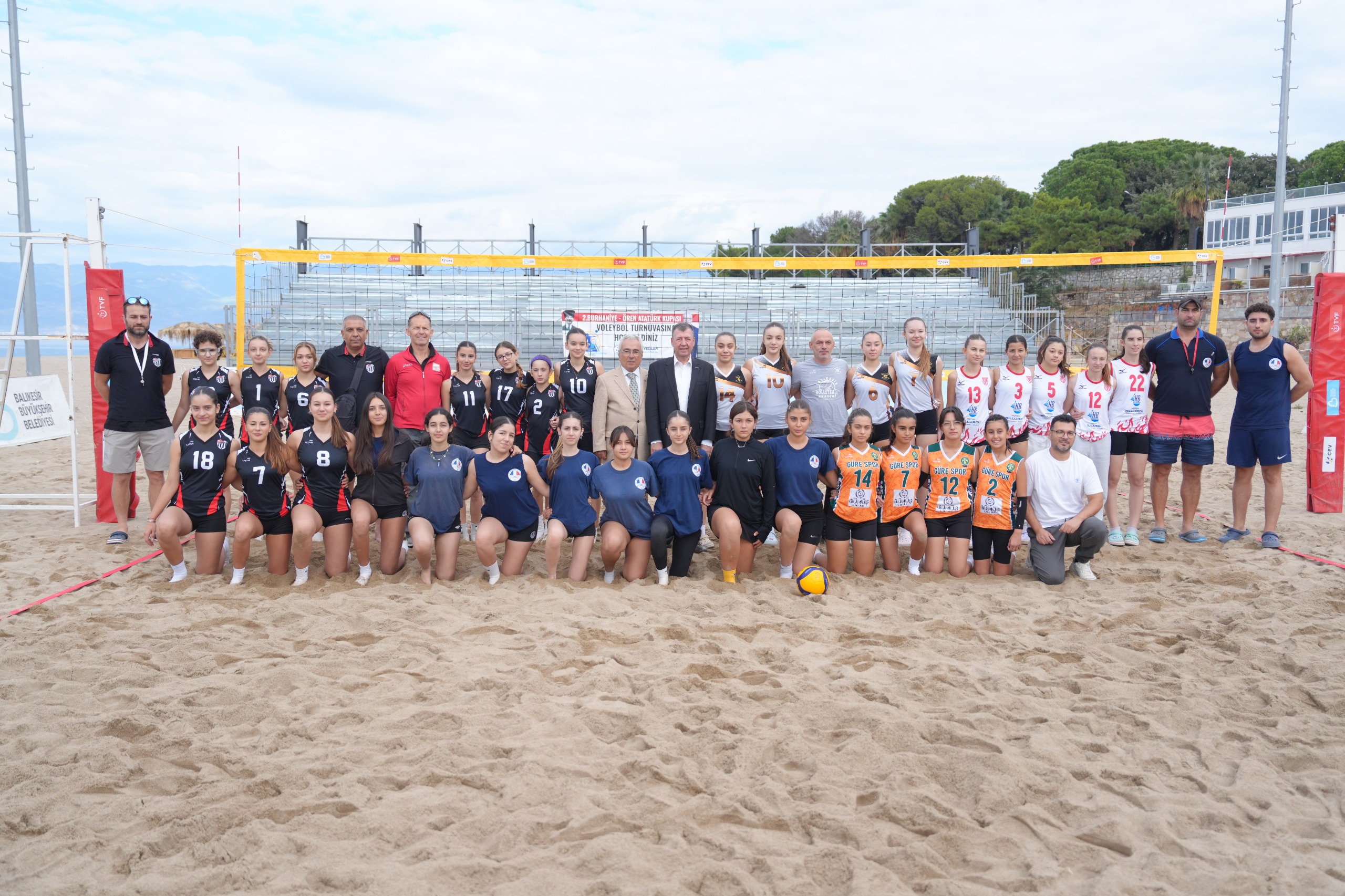 BURHANİYE’DE GELENEKSEL ÖREN ATATÜRK KUPASI PLAJ VOLEYBOLU TURNUVASI BAŞLADI