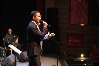 8-2-345x230 ALTIEYLÜL’DE YEŞİLÇAM EZGİLERİYLE NOSTALJİ DOLU BİR GECE