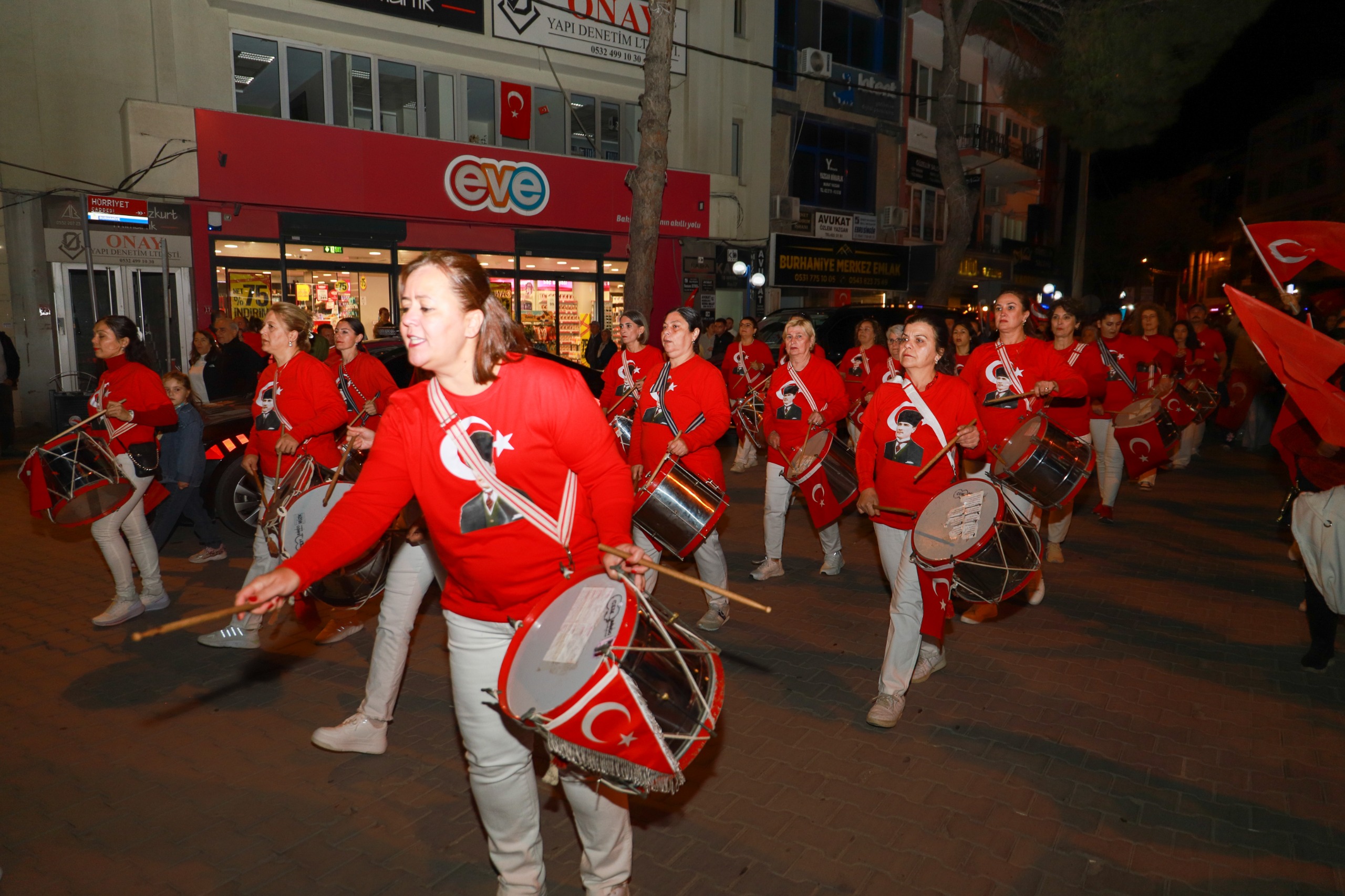 8-5 BURHANİYE’DE CUMHURİYET’İN 102. YILI FENER ALAYIYLA KUTLANDI