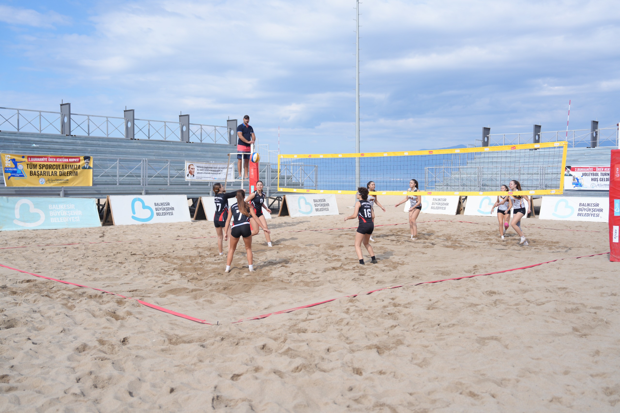 8 BURHANİYE’DE GELENEKSEL ÖREN ATATÜRK KUPASI PLAJ VOLEYBOLU TURNUVASI BAŞLADI