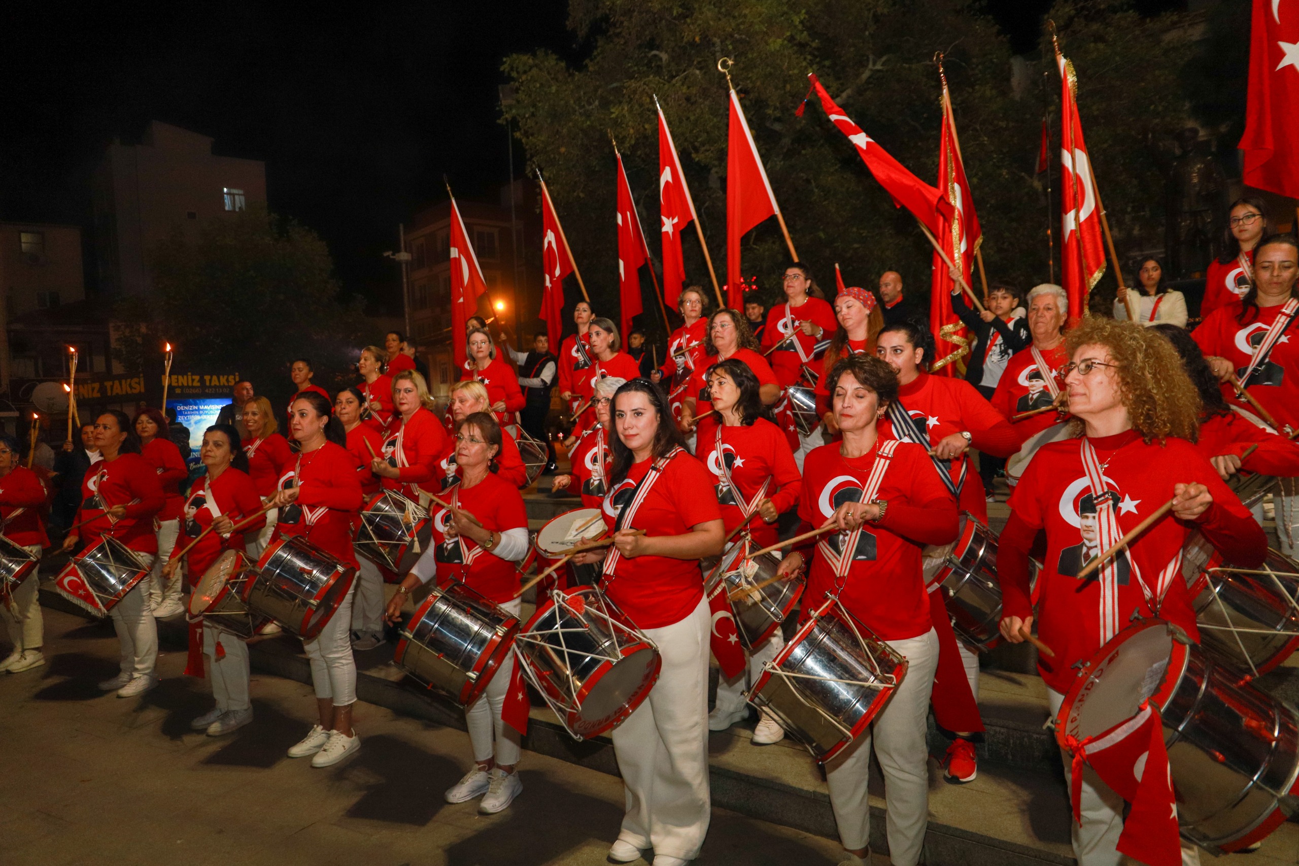 9-4 BURHANİYE’DE CUMHURİYET’İN 102. YILI FENER ALAYIYLA KUTLANDI