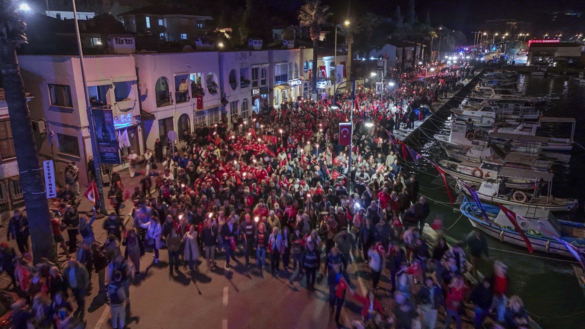 Ayvalikta-Cumhuriyetin-102.-Yili-Coskusu-3 Ayvalık’ta Cumhuriyet’in 102. Yılı Coşkusu!