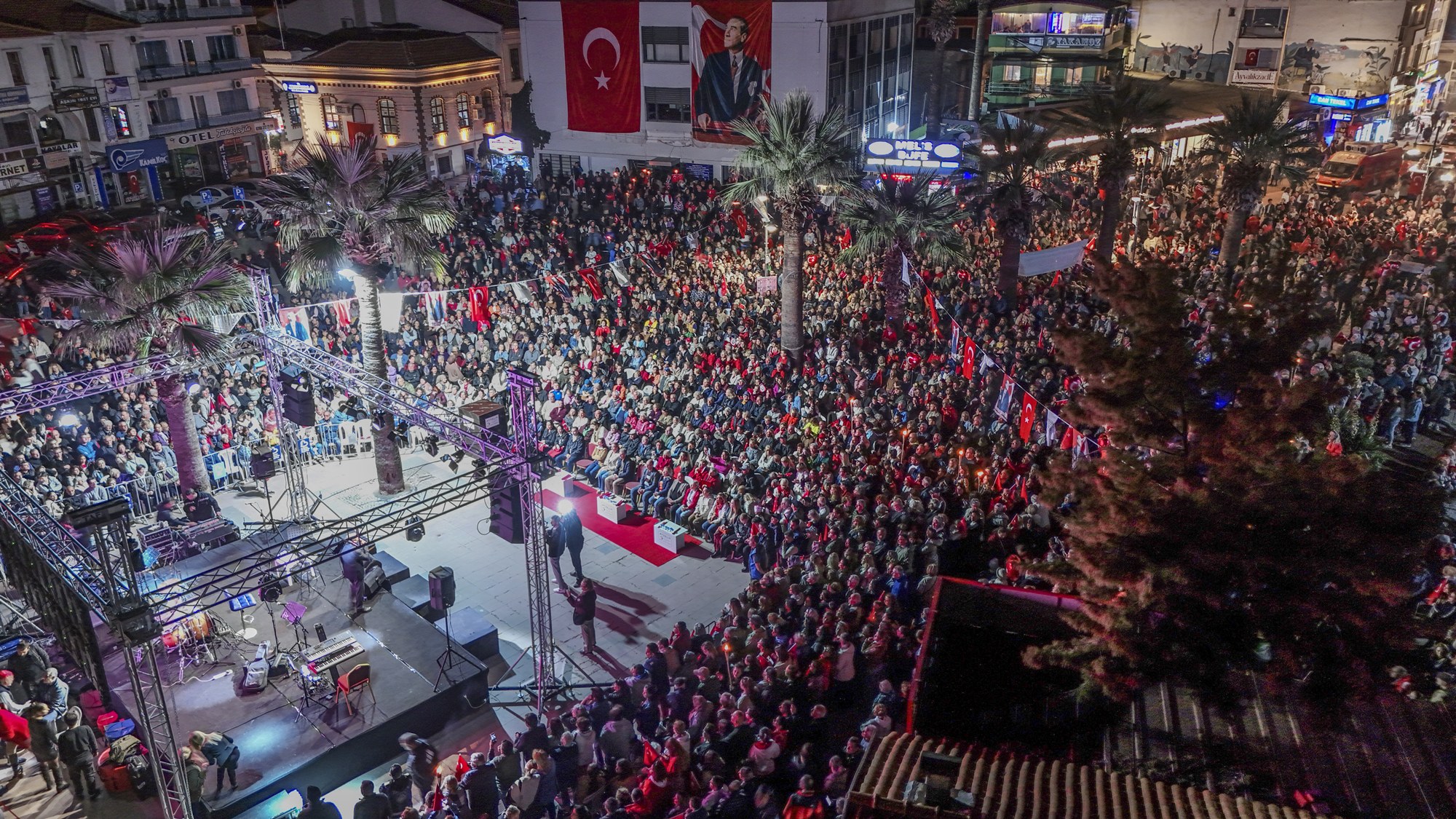 Ayvalikta-Cumhuriyetin-102.-Yili-Coskusu-6 Ayvalık’ta Cumhuriyet’in 102. Yılı Coşkusu!