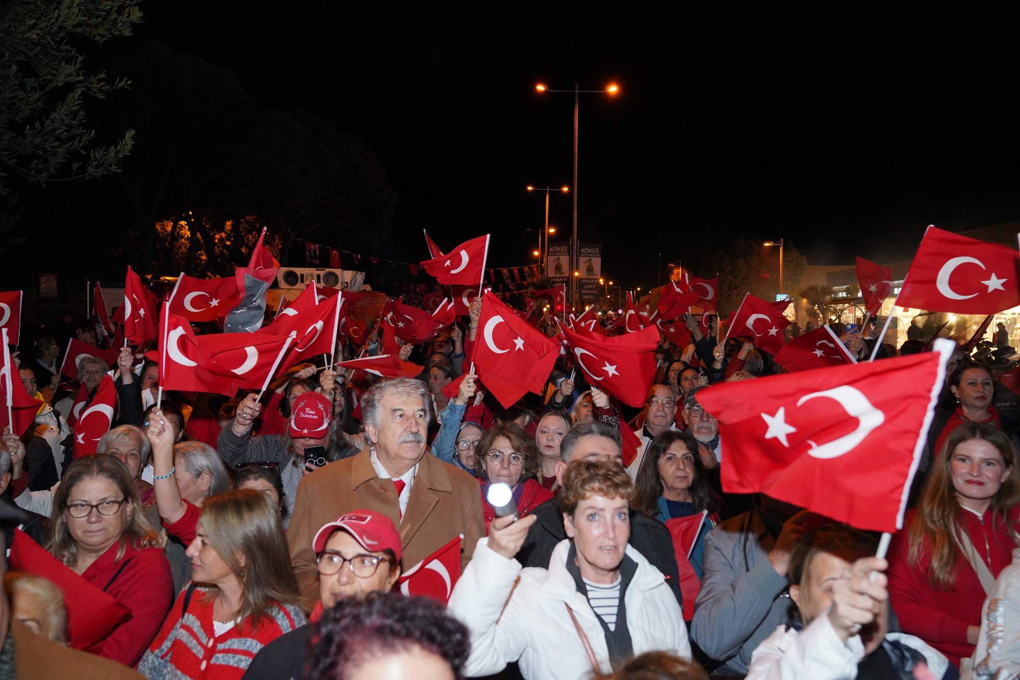 Ayvalikta-Cumhuriyetin-102.-Yili-Coskusu-7 Ayvalık’ta Cumhuriyet’in 102. Yılı Coşkusu!